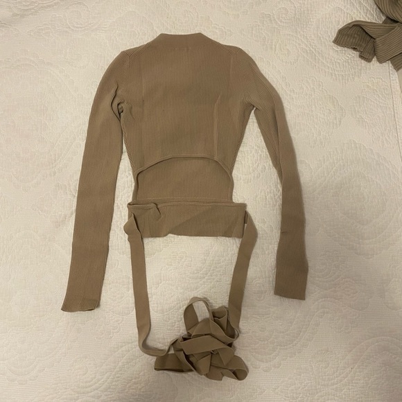 Wilfred Long Sleeve Crop Top with Open Back - Picture 2 of 3